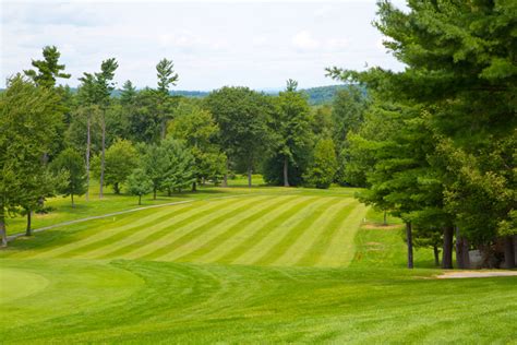 9-hole-course-at-apple-hill-golf-club