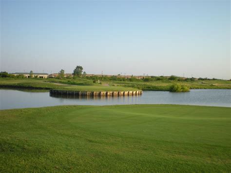 9-hole-course-at-thunder-bayou-golf-links