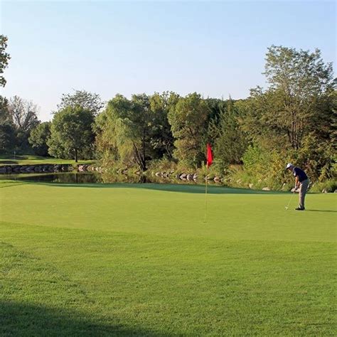 9-hole-executive-course-at-wilderness-ridge-golf-club