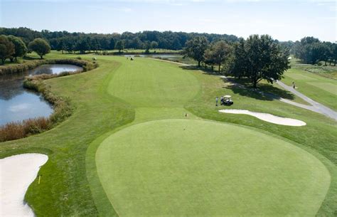 eighteen-hole-course-at-hog-neck-golf-course