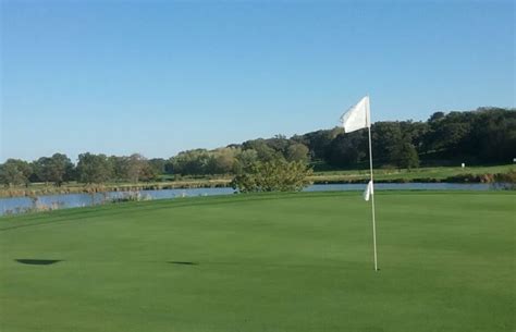 eighteen-hole-course-at-valley-oaks-golf-club