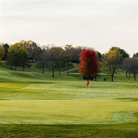 nine-hole-course-at-oak-glen-country-club