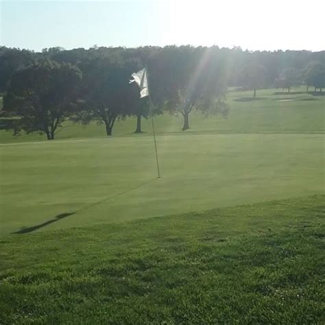 par-three-course-at-valley-oaks-golf-club