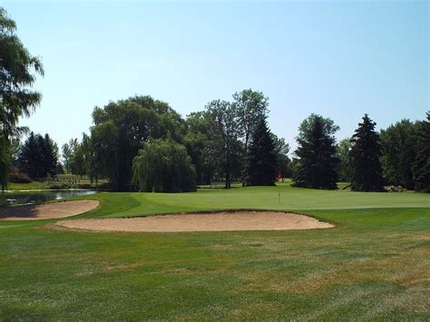 red-blue-course-at-mid-vallee-public-golf-course