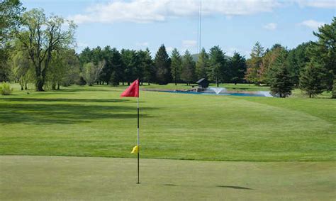 red-course-at-tunxis-plantation-country-club