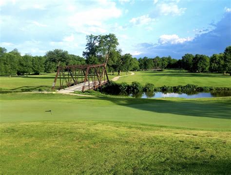 whispering-oaks-golf-country-club