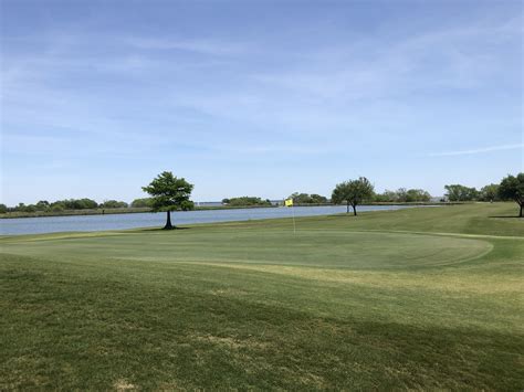 white-blue-course-at-lake-park-golf-club