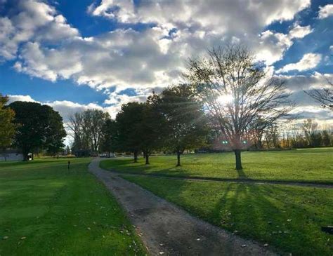 white-blue-course-at-west-ottawa-golf-club